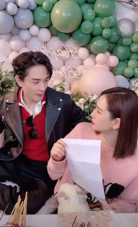 李承铉赶飞机回家为戚薇庆生,卡点晒两人的牵手照秀恩爱_生日_节目