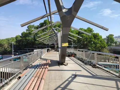 富士康(龙华园区)北门人行天桥景观提升工程施工阶段