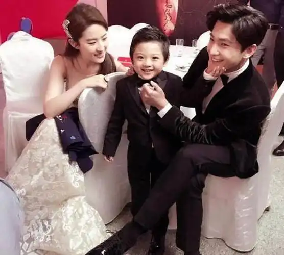 刘亦菲一家三口曝光老公颜值高过宋承宪难怪能甩他几条街