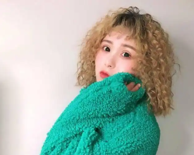 时尚"螺丝卷"发型