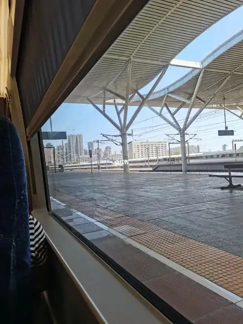 在坐高铁回去的路上,我坐在两座靠窗的位置,旁边三座的位置是小孩和