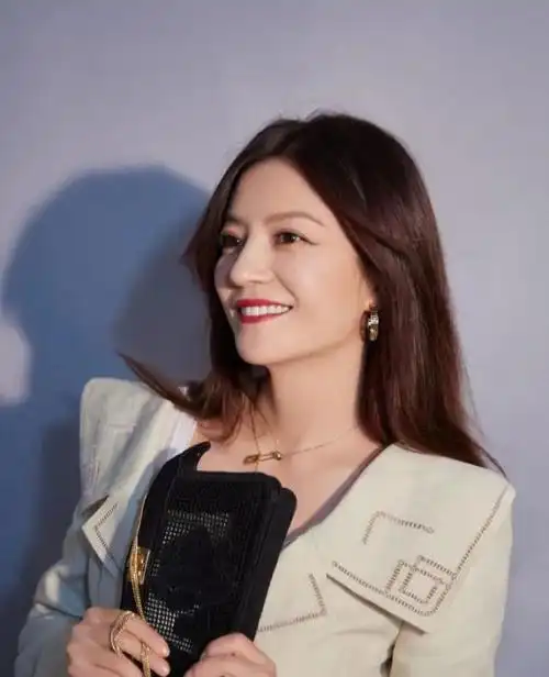 赵薇最新美照出炉五官立体颜值在线这是45岁的状态