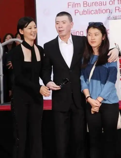 虽然他已与前妻张娣在1999年离婚,后娶徐帆为妻.