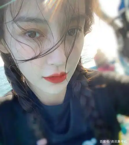 angelababy晒海上冲浪视频 尽显好身材 怼脸自拍美颜无死角