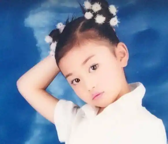 孔雪儿进到演艺圈的时候,也有很多人讨论过她的外形是不是纯天然,目前