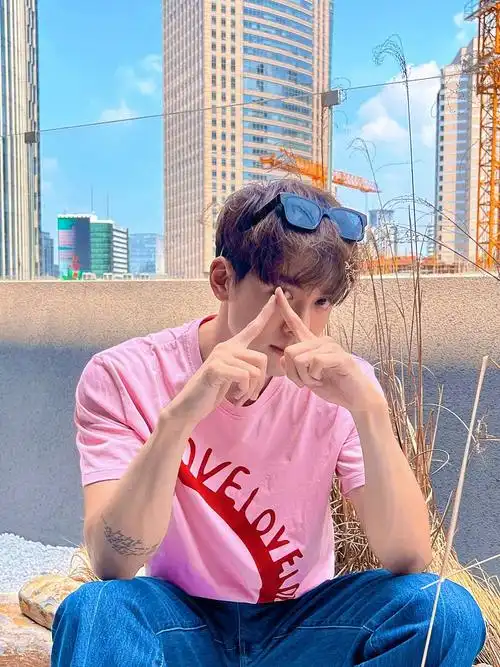 曾舜晞发布七夕随拍 粉色t恤展现可爱_高清图集_新浪网