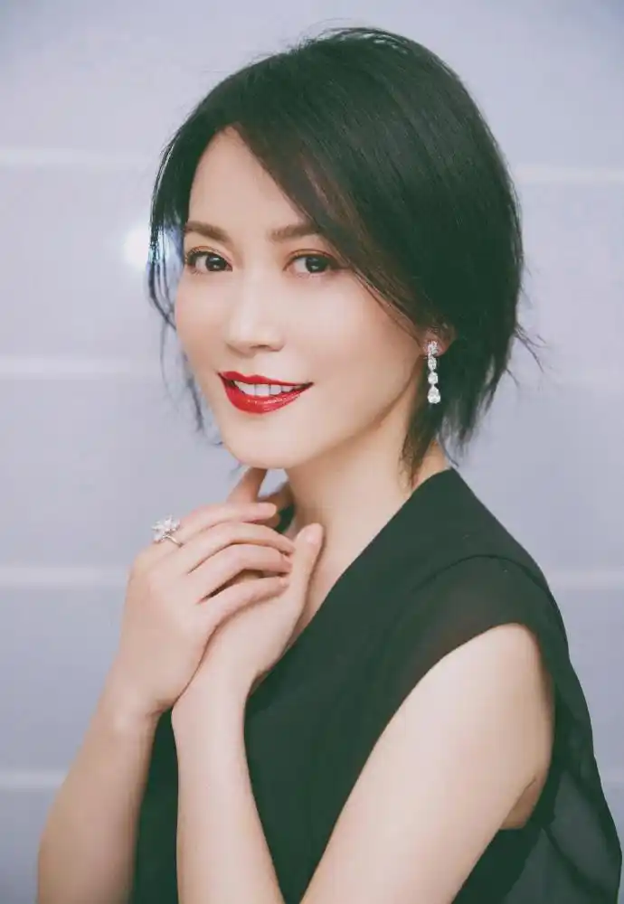 一股清流,活的通透,美的知性.我好像看到了人生的另一种境界.