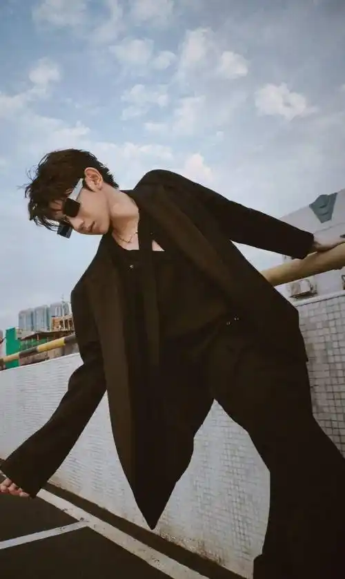 王源偷s漏s?郑爽被海外追逃?刘宇宁杨超越复合?屈楚萧张佳宁分了?