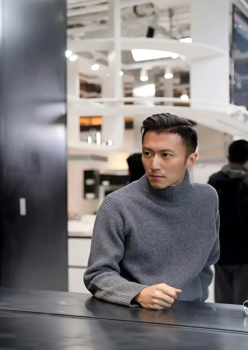 跨界达人谢霆锋登杂志封面,当过演员当过歌手当过大厨,如今化身霸道