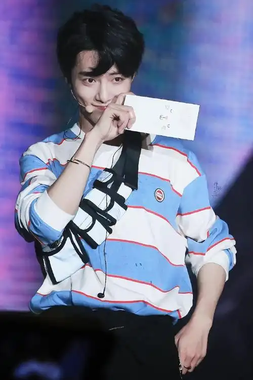 肖战#身穿蓝白条纹美邦的元气小赞超经典的一套look肆意挥洒汗水辗排