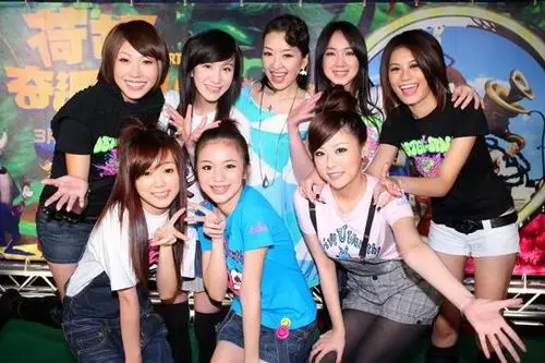 还记得"黑涩会美眉"这个组合吗?童彤结婚7位成员同框,爷青回