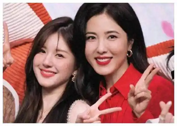 年轻迷人赵露思,和成熟帅气曾黎海边游玩,时尚造型震撼!