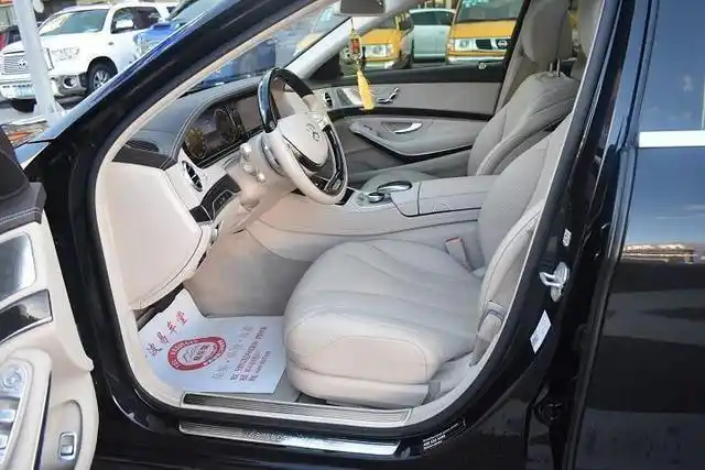 米白色内饰,是新款奔驰s400l,他们的內部恰好是四种色调,灰黑色,深