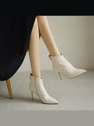 艾上他她女鞋牛皮棕色短靴女春秋单靴细跟尖头气质法式珍珠搭裙子高跟