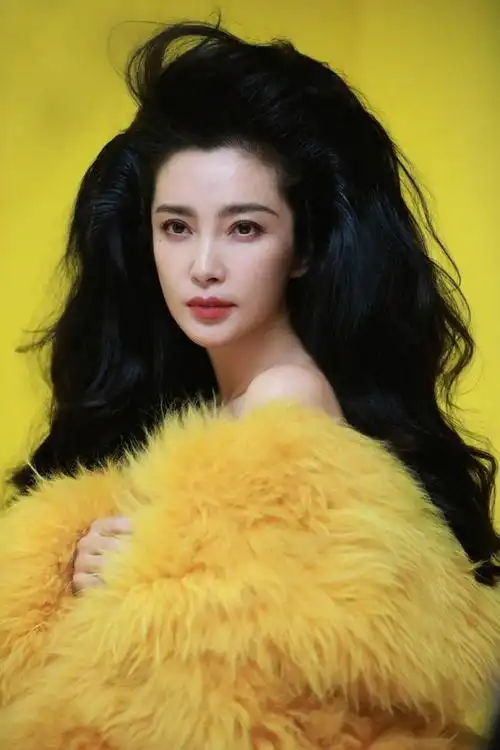 李冰冰登《嘉人》开年刊封面,金黄皮草真空上阵,气场全开!