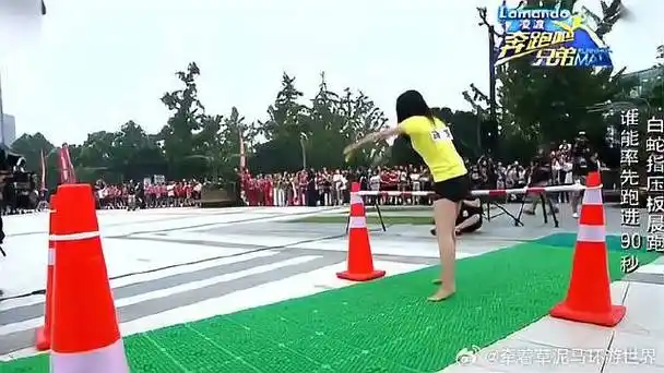 马苏这跨栏方式太特别,也不知道是咋寻思的,李晨干着急丨奔跑吧