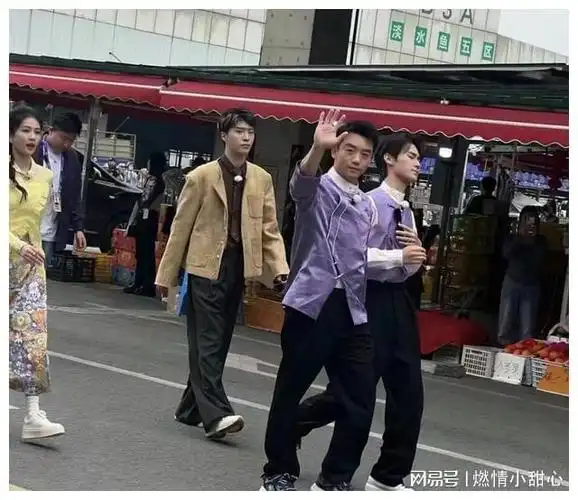 根据郑恺最近的工作行程来看,近期一直在录制新一季的《奔跑吧》.