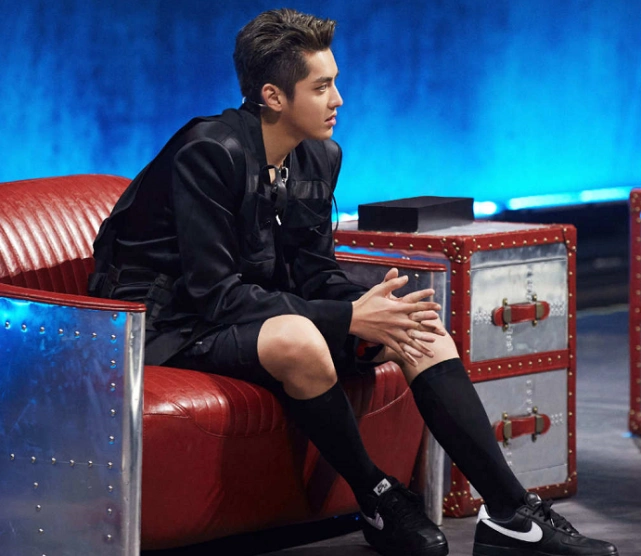 有种"整容"叫吴亦凡换造型,染白发配白衬衫,还原当年韩国欧巴