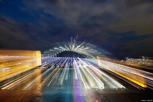 如果你有一直变焦镜头,就可以通过变焦拍摄的手法,拍摄静物的拖尾影像