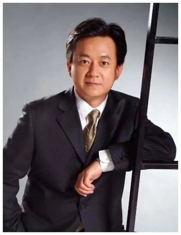 被女主持人曝出侵犯后辞职的央视一哥朱军如今过得一言难尽