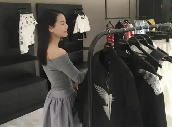 李依然现身时尚活动 优雅迷人