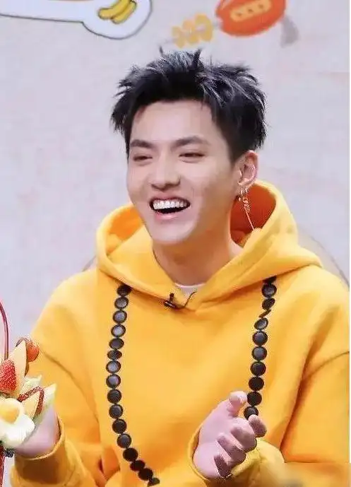 男明星吴亦凡的牙齿也是出了名的好看,让人完全挑出毛病.