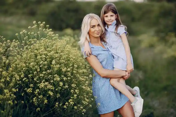 快乐的妈妈和女儿图片-在乡村的麦田里抱着女儿的母亲素材-高清图片