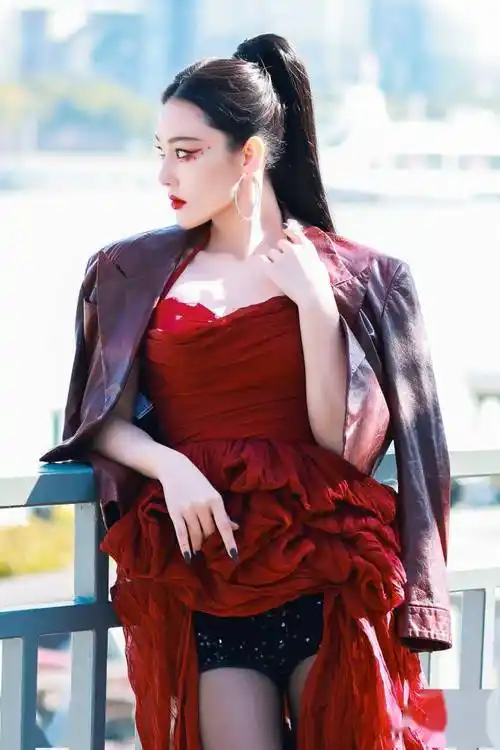 张馨予太适合红色了!随便往外滩一站就是时尚大片_礼服_马尾_皮衣