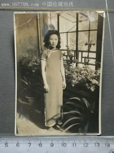 民国卷发旗袍美女花室留影7.8*10.