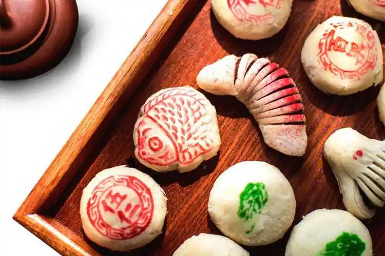 八件算是中国传统宫廷糕点的一个精选集合,它并不是固定的八种糕点