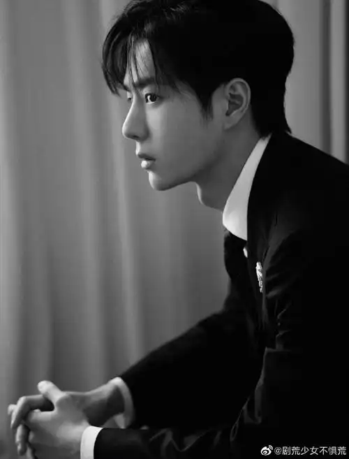 王一博侧颜下颚线