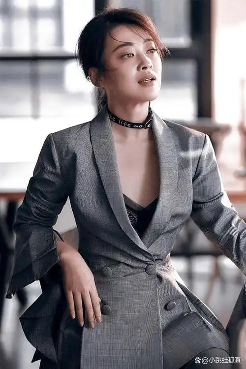 嫁对人的梅婷美到开挂!47岁穿金色礼服裙雍容华贵,气场全开