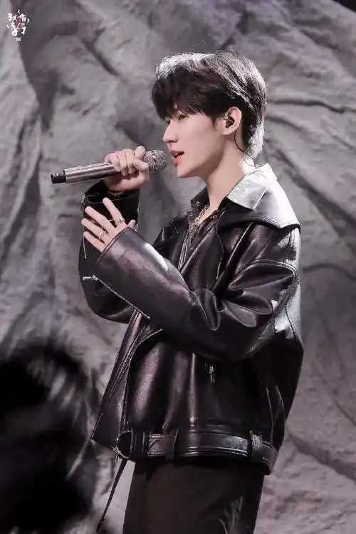 之夜·舞台迟来但永不迟到的帅气@时代少年团-张真源#微博之夜神图