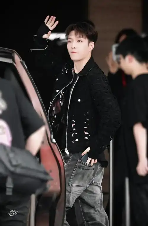 #张艺兴好六上班路透##你好星期六#