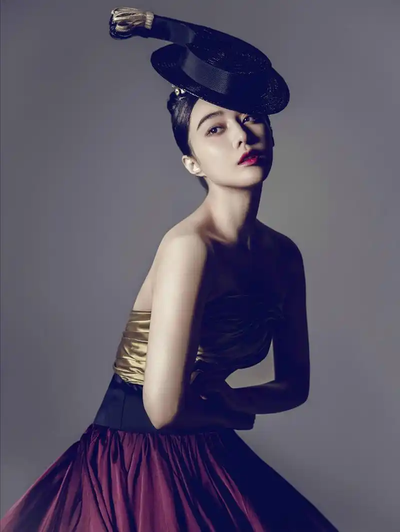 范冰冰杂志硬照完美演绎高级美,网友却被她的内衣外穿雷到了