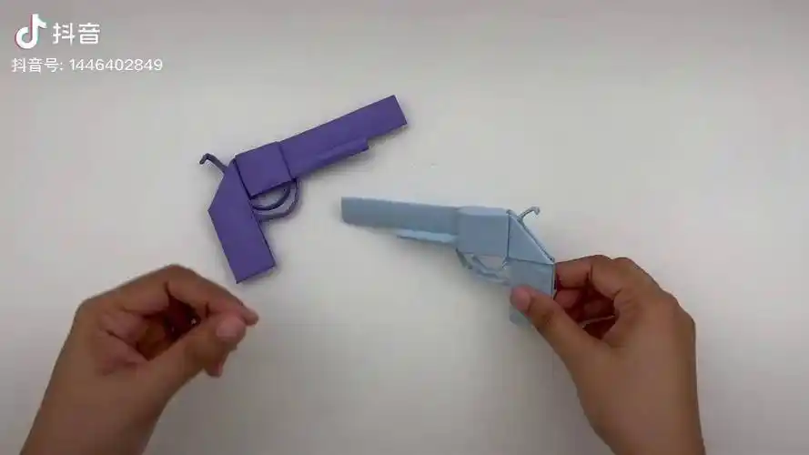今天我们来制作一把折纸手枪男孩子一定很喜欢手工制作折纸教程亲子