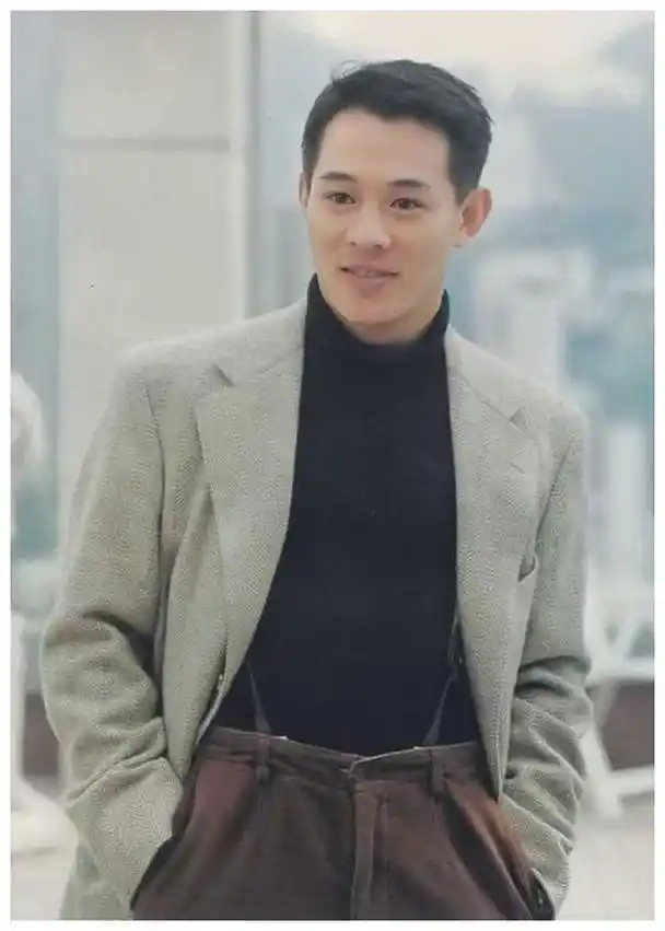 李连杰57岁生日分享大量年轻时的照片