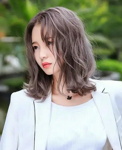 2018年齐肩烫发正流行齐肩中短发烫个卷轻松变美添气质