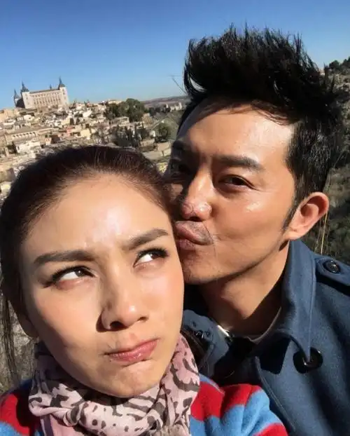 沙溢胡可夫妇自拍 贴面亲吻表情搞怪