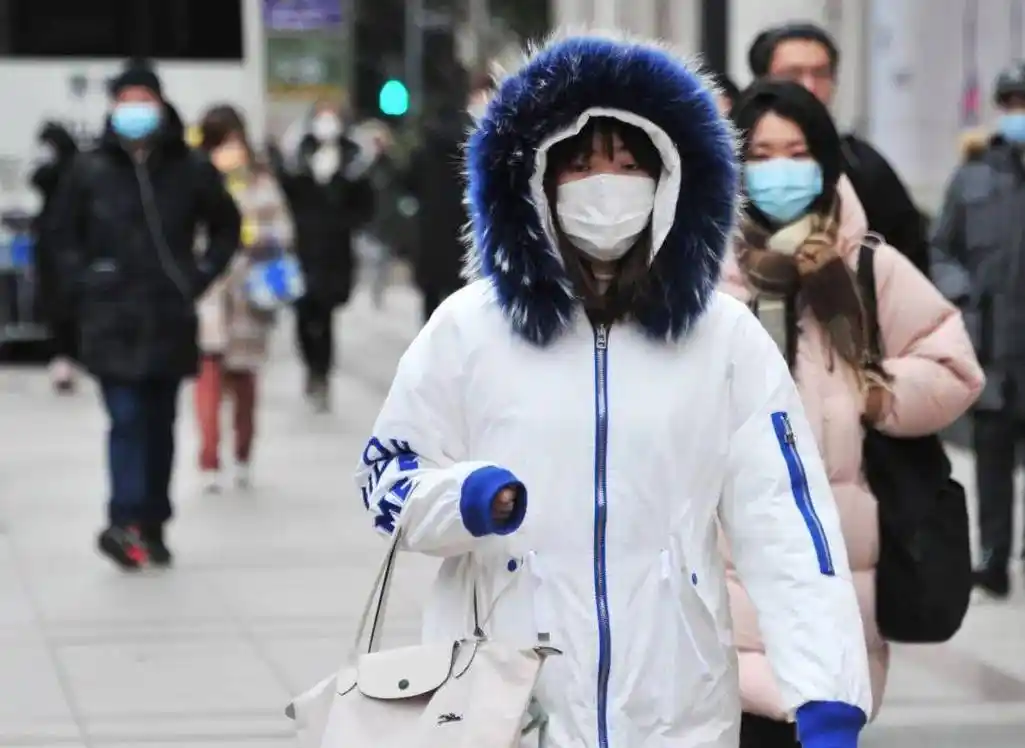 王炸寒潮来袭气温炫负大赛开始泼水成冰冰冻眼妆有姑娘使出御寒奇招