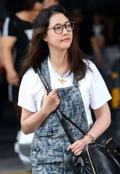 53岁周海媚现身,穿牛仔背带裤配白t恤街拍,气质比从前丝毫不减_白色