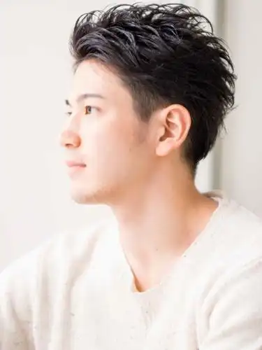 2018春季男生短发 清爽简约帅气的男生露额头发型