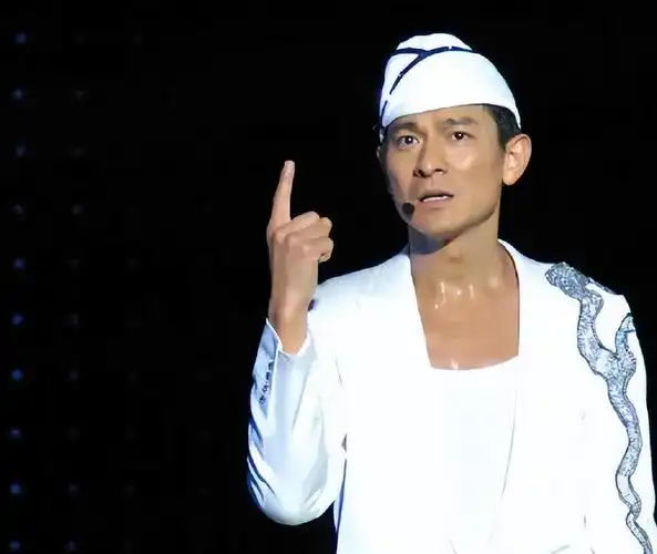 李好幸运主持刘德华线上演唱会,却遭群嘲,与何炅汪涵还有些差距