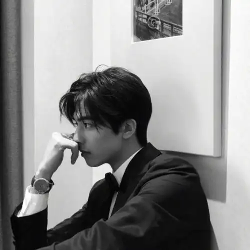 简单耐看的黑白稳重西装男生头像