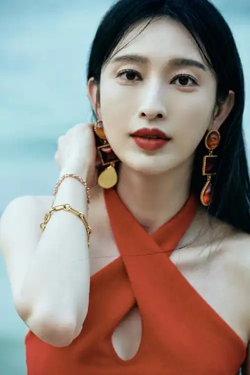 张俪海岛写真大片##张俪红色露背长裤