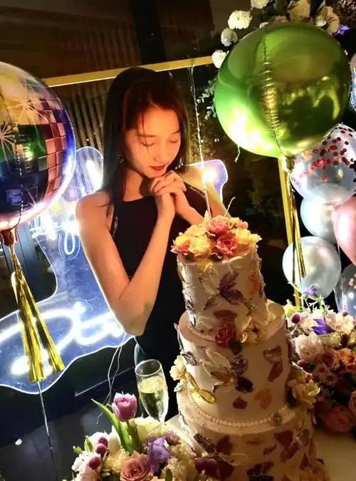 关晓彤23岁生日 关爸:希望女儿做一名德艺双馨的好演员