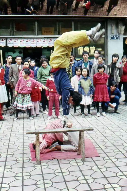 1994年,重庆民权路上的街头卖艺者