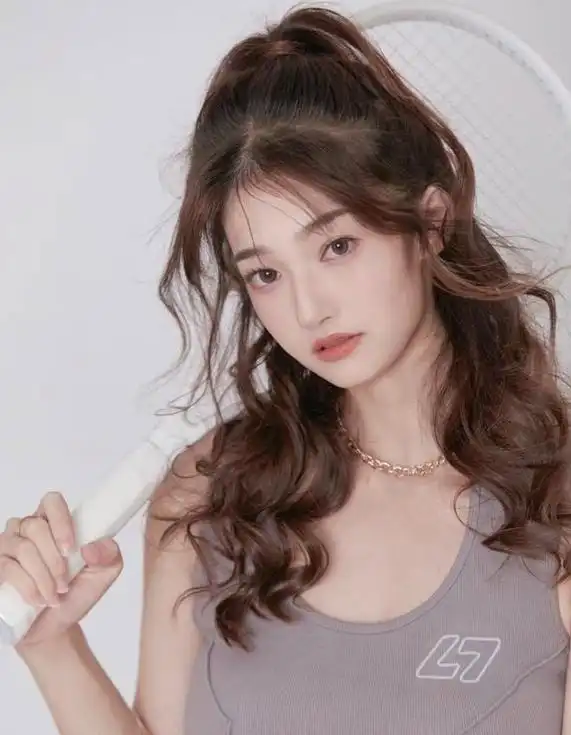 黑长直彻底过时了,今年最火的是这3种"半束发",洋气又显年轻