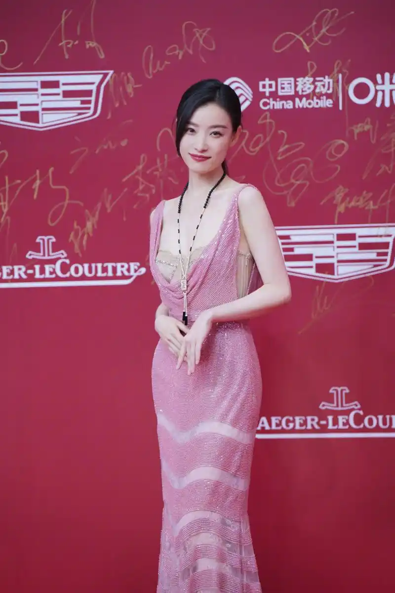 倪妮礼服 @倪妮@倪妮 身穿gucci粉色定制礼裙亮相25届上海国际电影节