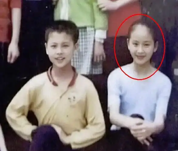 吴奇隆一家三口逛街,步步双手紧抓购物车,脸型似童年版的刘诗诗